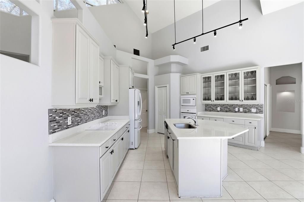 En Venta: $715,000 (4 camas, 3 baños, 2596 Pies cuadrados)