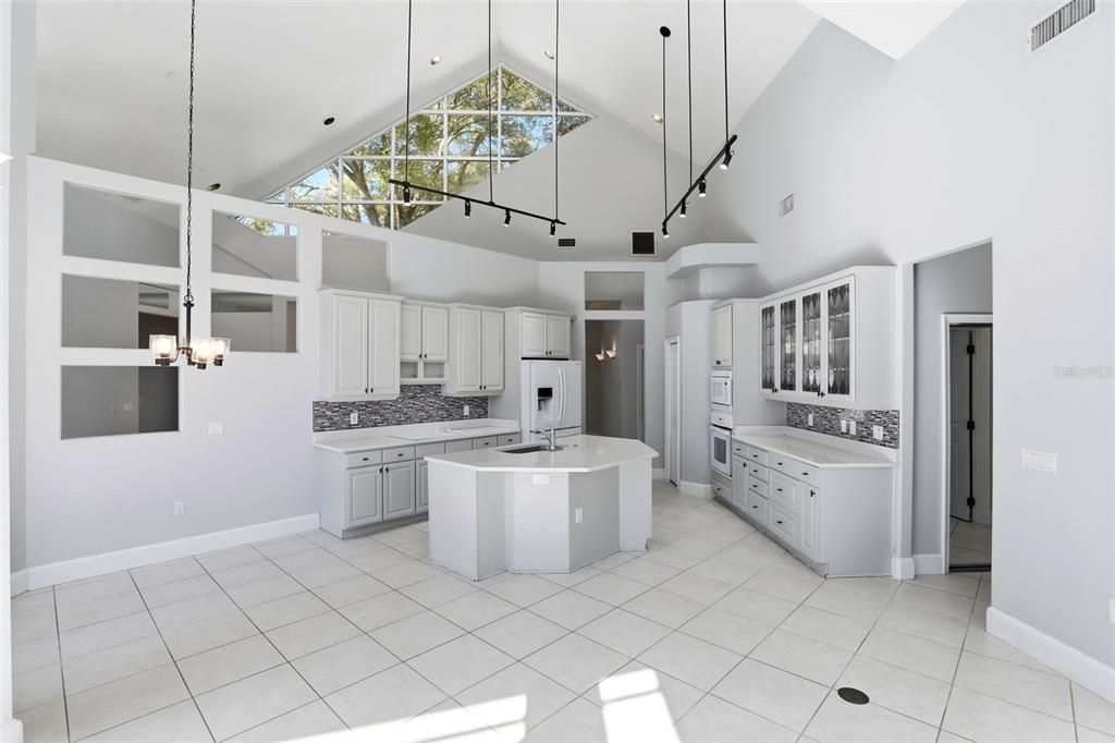 En Venta: $715,000 (4 camas, 3 baños, 2596 Pies cuadrados)