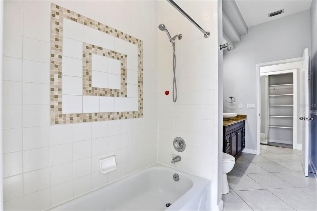 En Venta: $715,000 (4 camas, 3 baños, 2596 Pies cuadrados)
