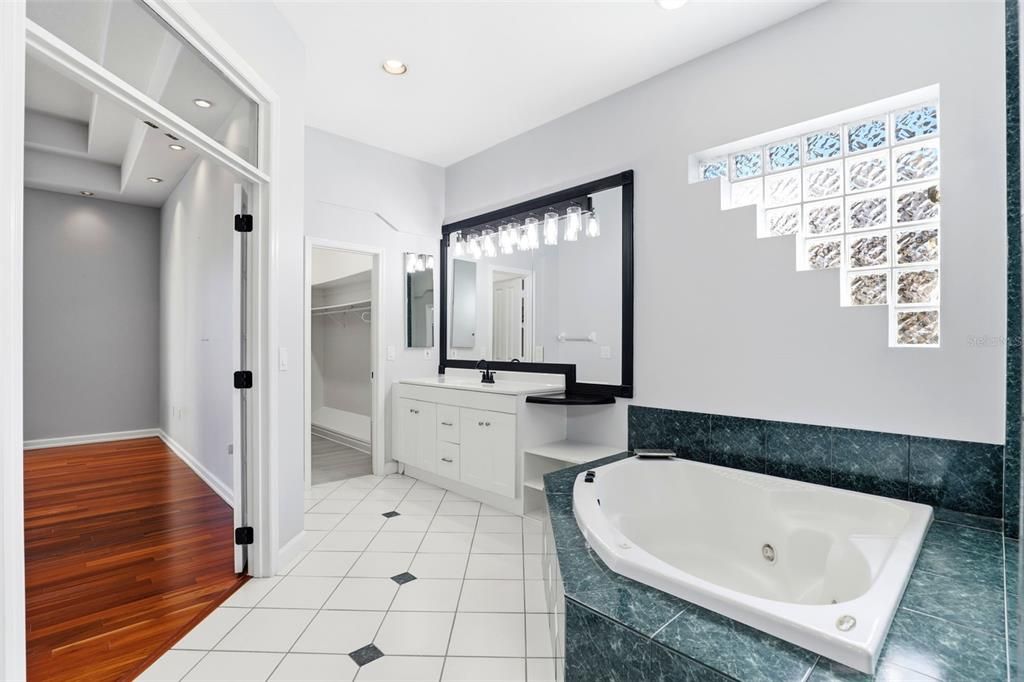 En Venta: $715,000 (4 camas, 3 baños, 2596 Pies cuadrados)
