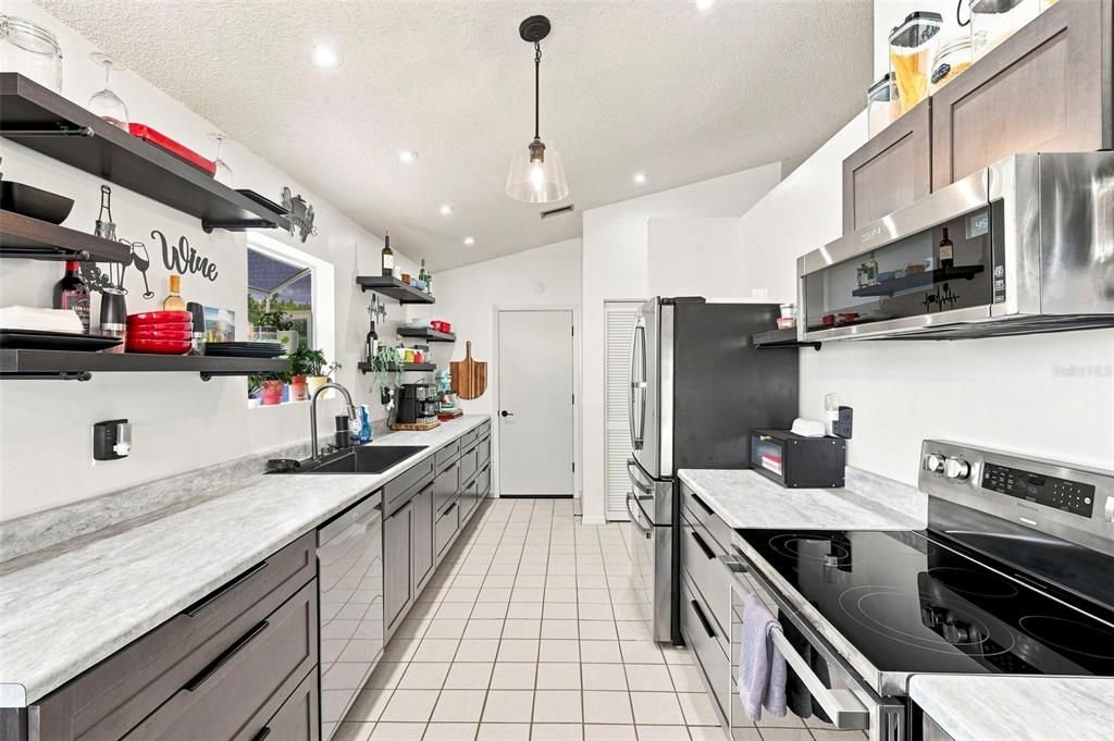 На продажу: $409,000 (3 спален, 2 ванн, 1645 Квадратных фут)