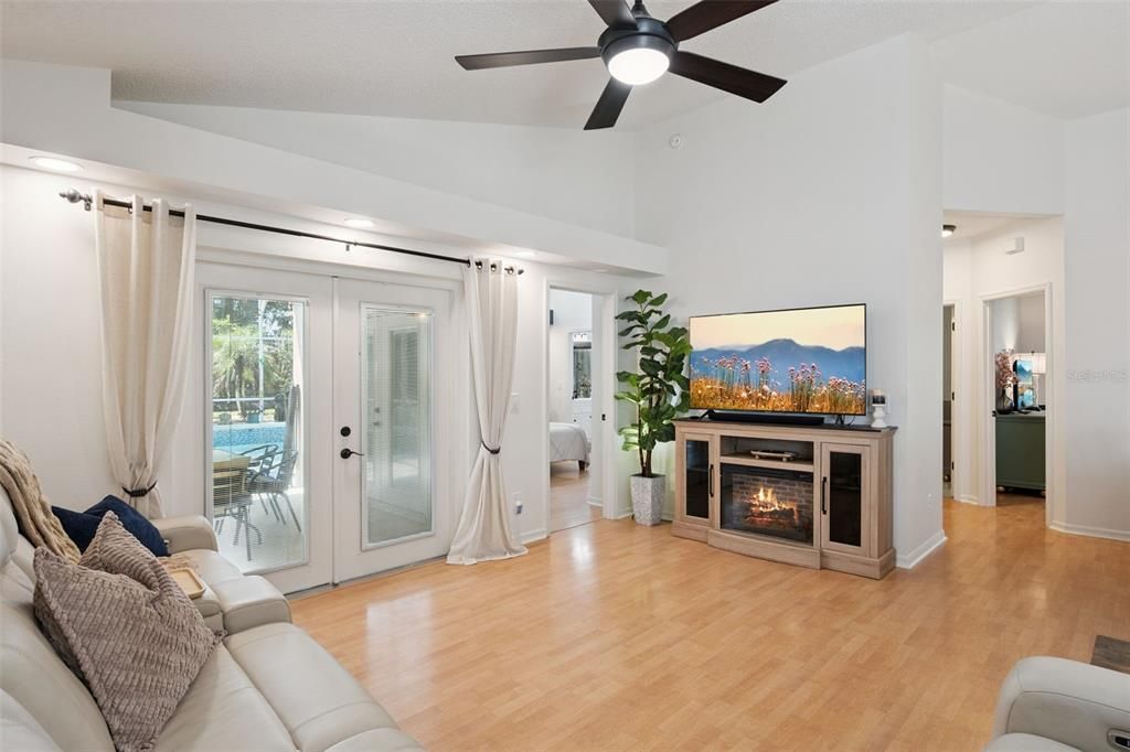 En Venta: $389,900 (3 camas, 2 baños, 1259 Pies cuadrados)