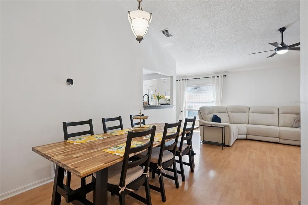 En Venta: $389,900 (3 camas, 2 baños, 1259 Pies cuadrados)