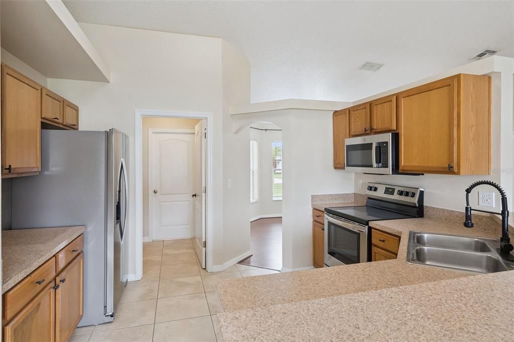 For Rent: $2,450 (4 beds, 2 baths, 1974 Square Feet)