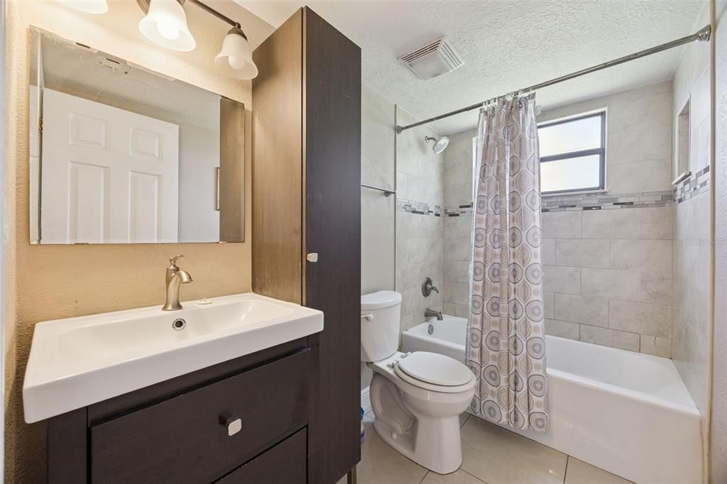 На продажу: $219,900 (3 спален, 2 ванн, 1250 Квадратных фут)