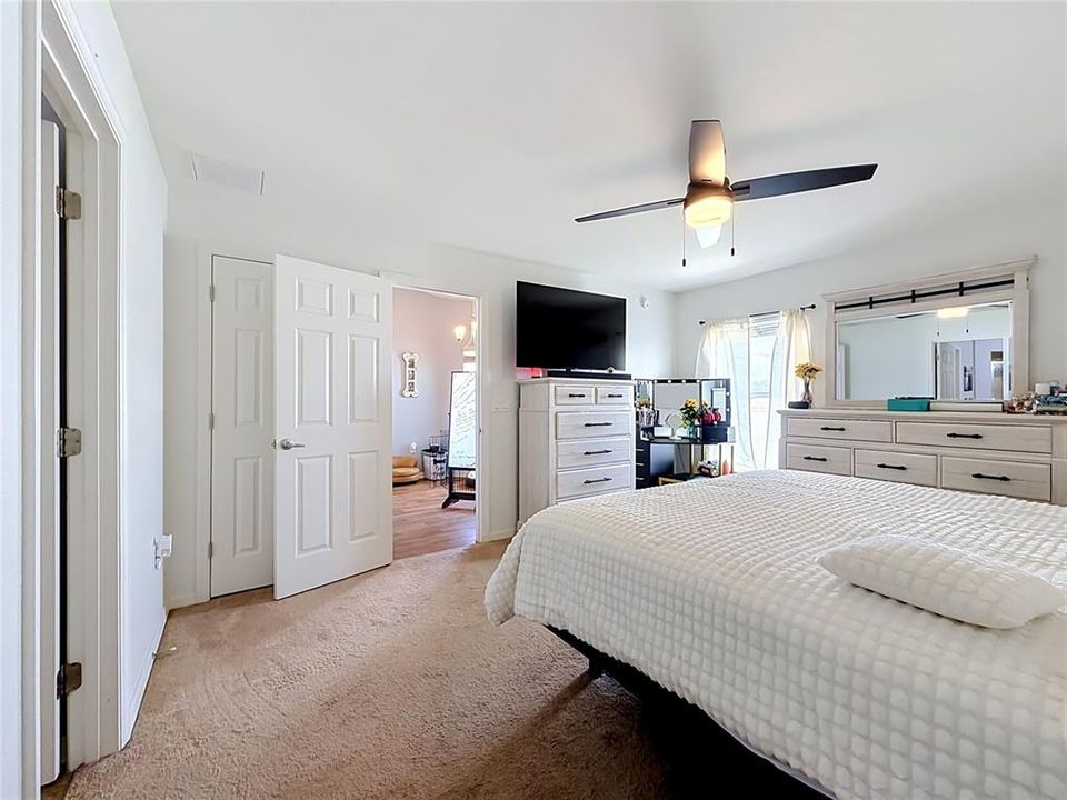 En Venta: $298,900 (4 camas, 2 baños, 1835 Pies cuadrados)