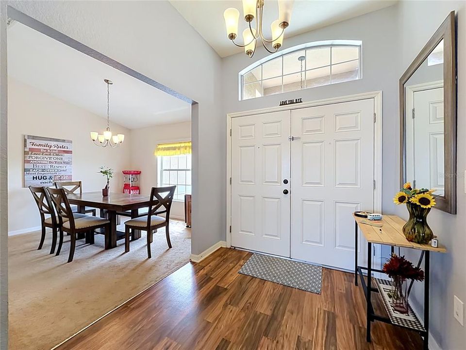 En Venta: $298,900 (4 camas, 2 baños, 1835 Pies cuadrados)