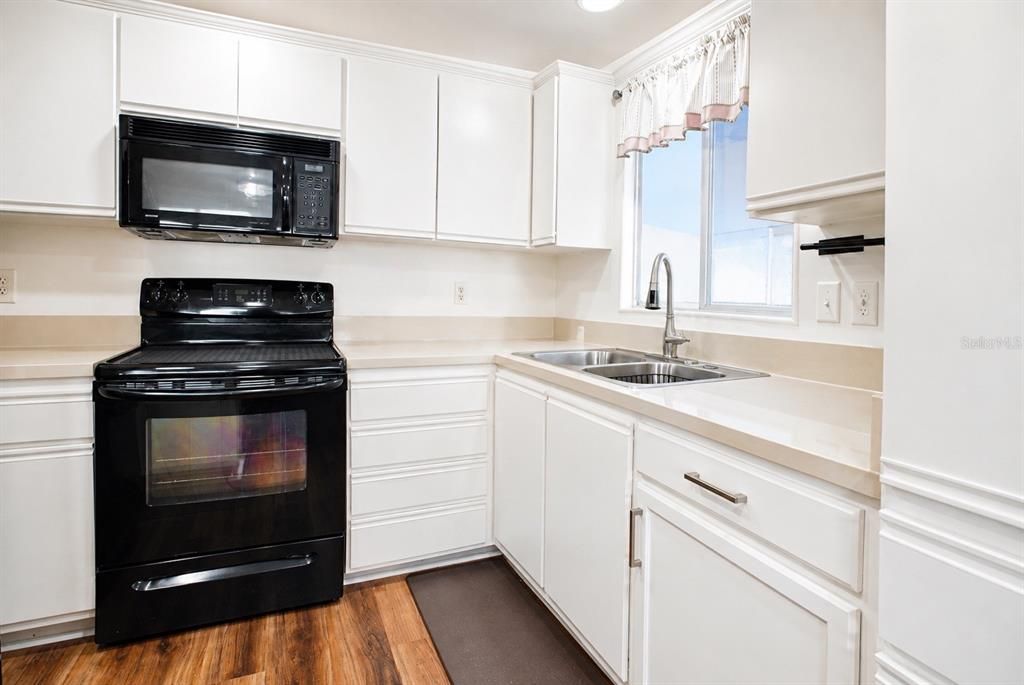 Activo con contrato: $149,900 (2 camas, 2 baños, 960 Pies cuadrados)