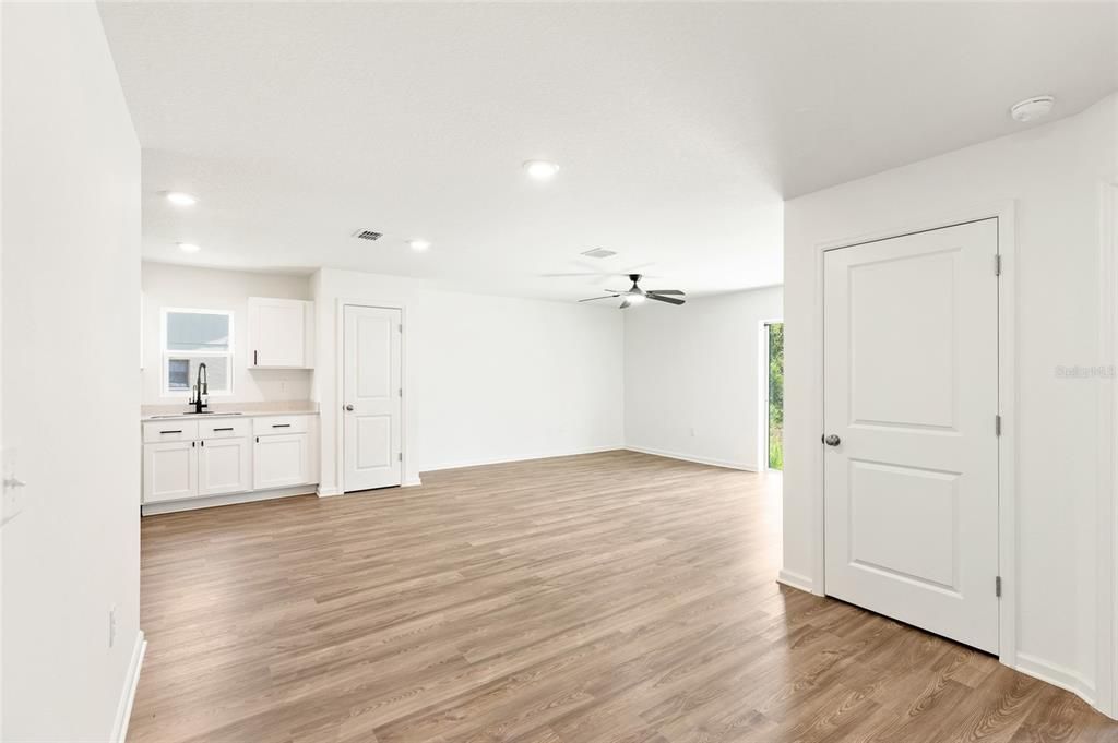 For Rent: $1,695 (3 beds, 2 baths, 1259 Square Feet)