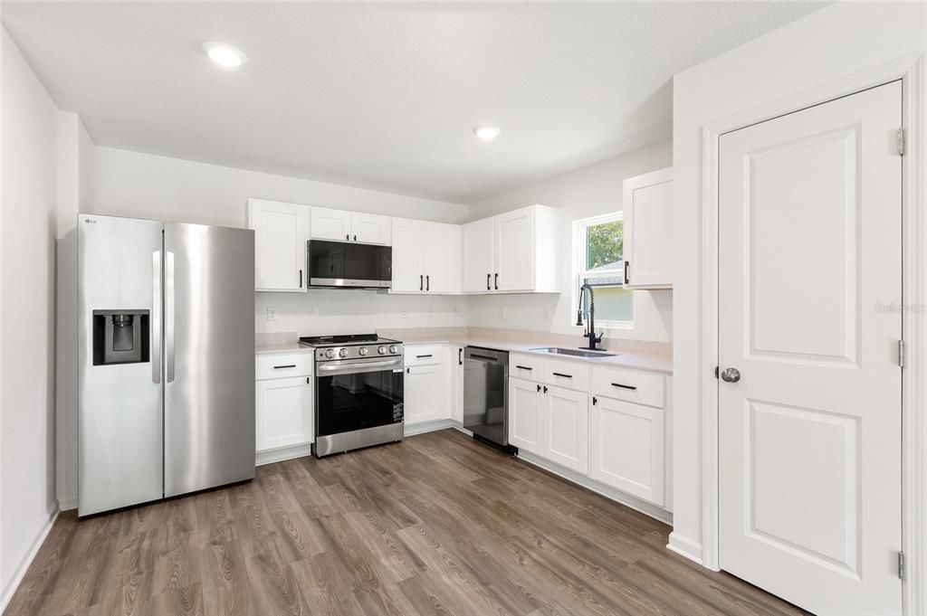 For Rent: $1,695 (3 beds, 2 baths, 1259 Square Feet)