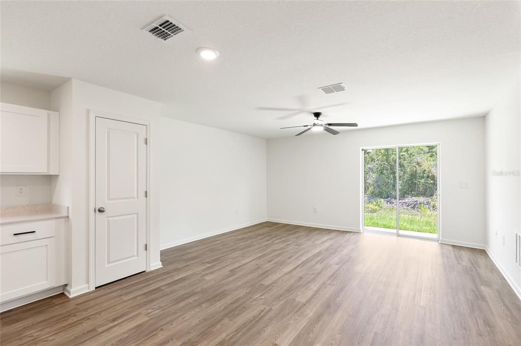 For Rent: $1,695 (3 beds, 2 baths, 1259 Square Feet)