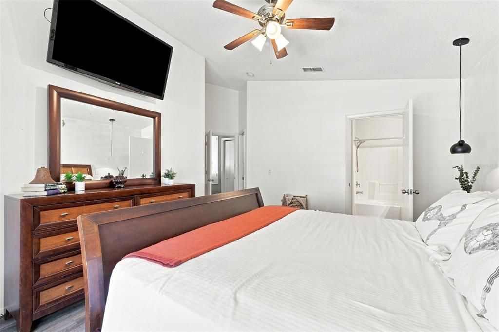 For Sale: $370,000 (4 beds, 2 baths, 1672 Square Feet)