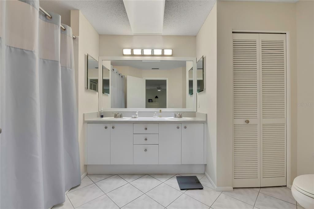 For Sale: $325,000 (2 beds, 2 baths, 1835 Square Feet)
