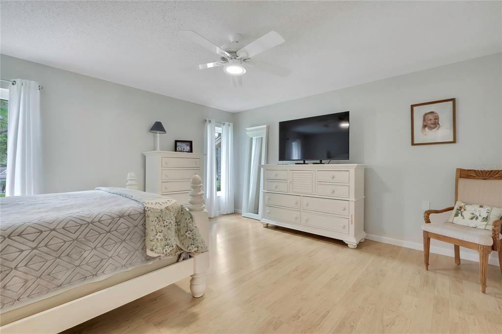 For Sale: $325,000 (2 beds, 2 baths, 1835 Square Feet)