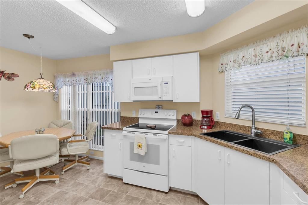 На продажу: $209,900 (2 спален, 2 ванн, 1266 Квадратных фут)