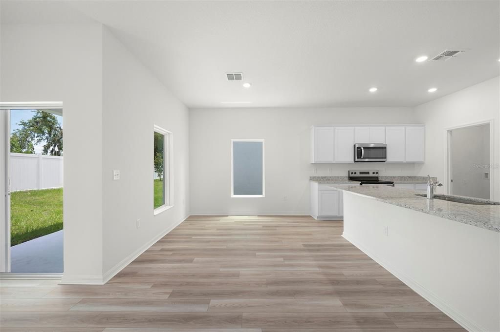 Activo con contrato: $404,900 (5 camas, 2 baños, 2461 Pies cuadrados)