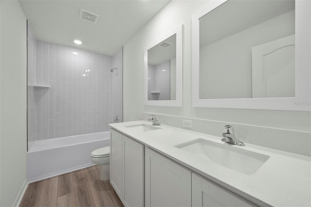 Activo con contrato: $404,900 (5 camas, 2 baños, 2461 Pies cuadrados)
