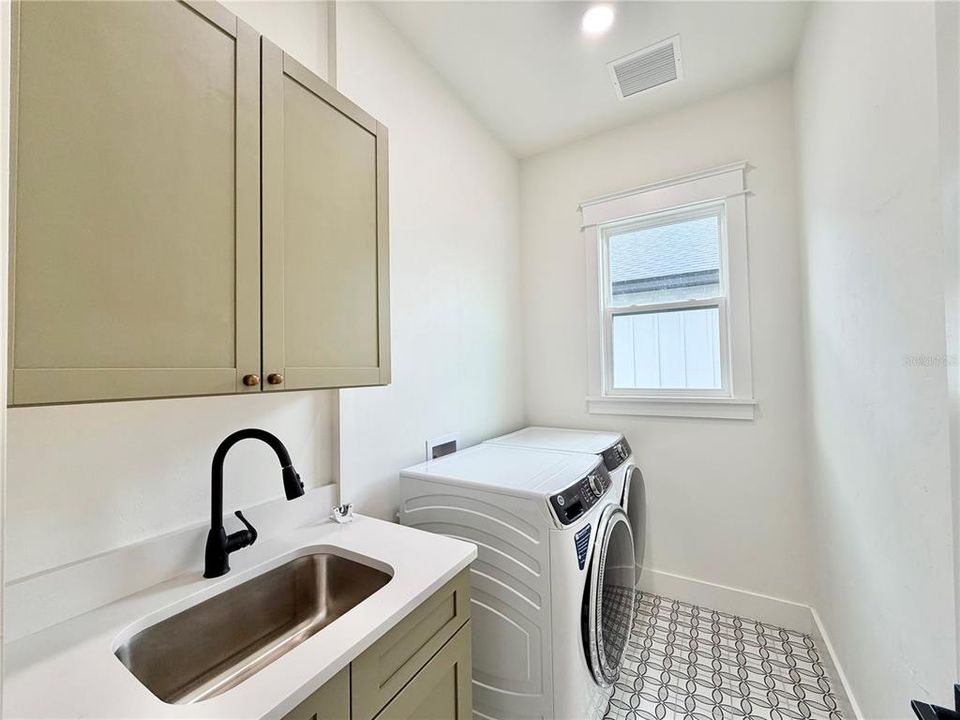 For Sale: $575,000 (4 beds, 3 baths, 2059 Square Feet)