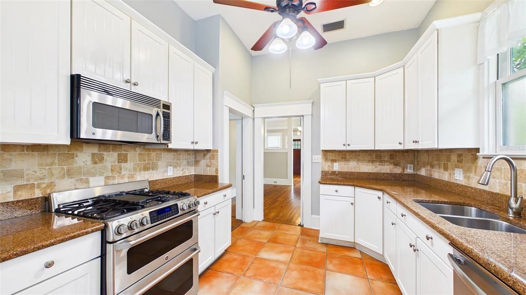 For Rent: $3,400 (3 beds, 2 baths, 1906 Square Feet)