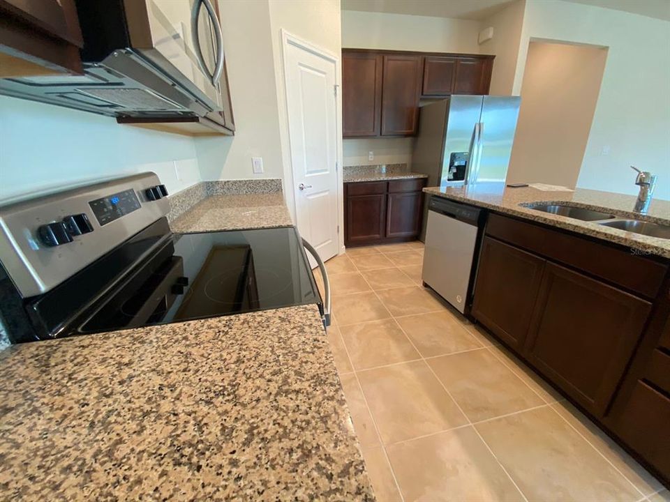 For Rent: $2,400 (3 beds, 2 baths, 1662 Square Feet)
