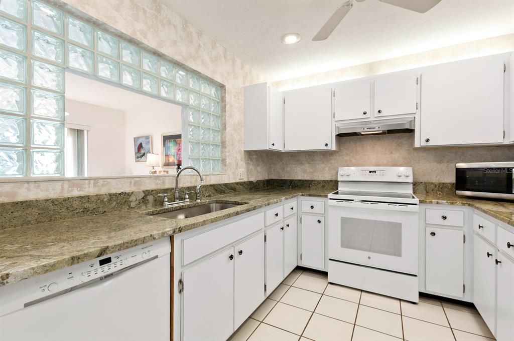 For Sale: $349,000 (3 beds, 3 baths, 1906 Square Feet)