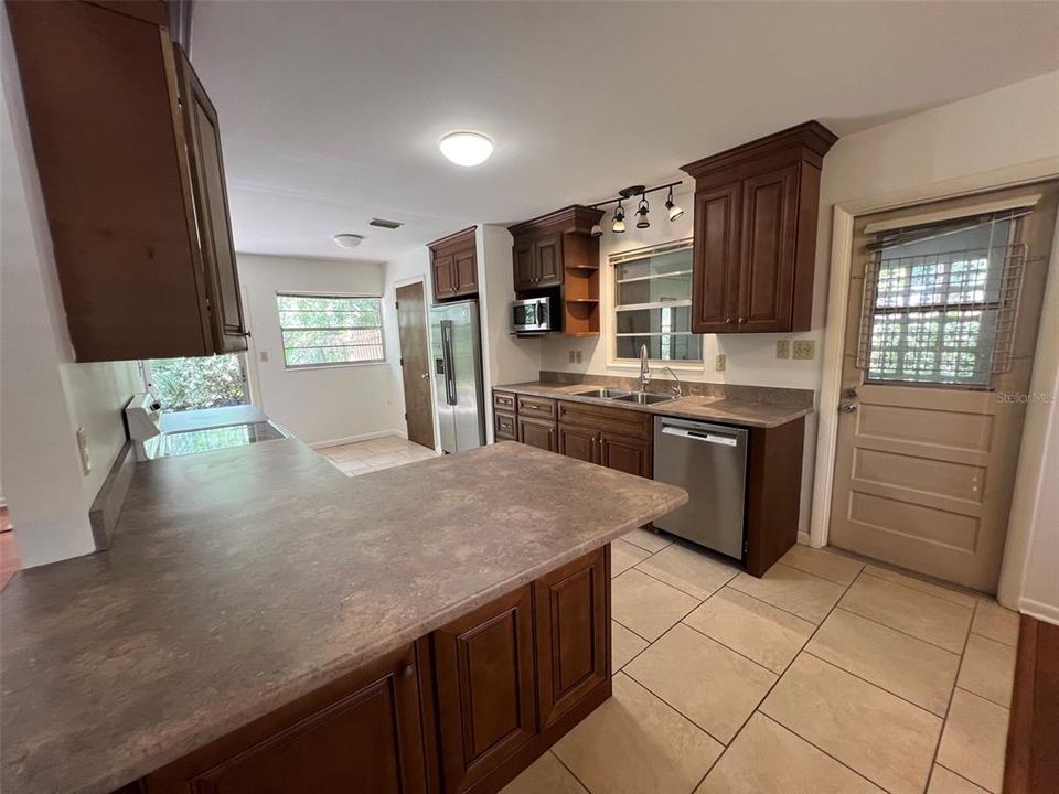 For Rent: $2,400 (4 beds, 2 baths, 1560 Square Feet)