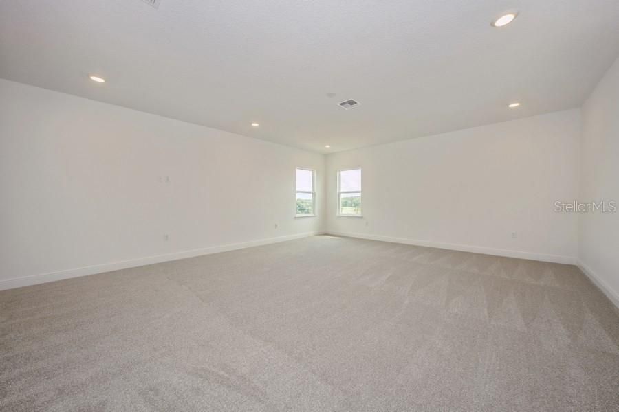 For Rent: $5,600 (5 beds, 3 baths, 3076 Square Feet)