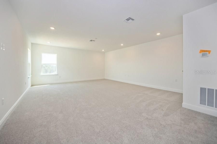For Rent: $5,600 (5 beds, 3 baths, 3076 Square Feet)