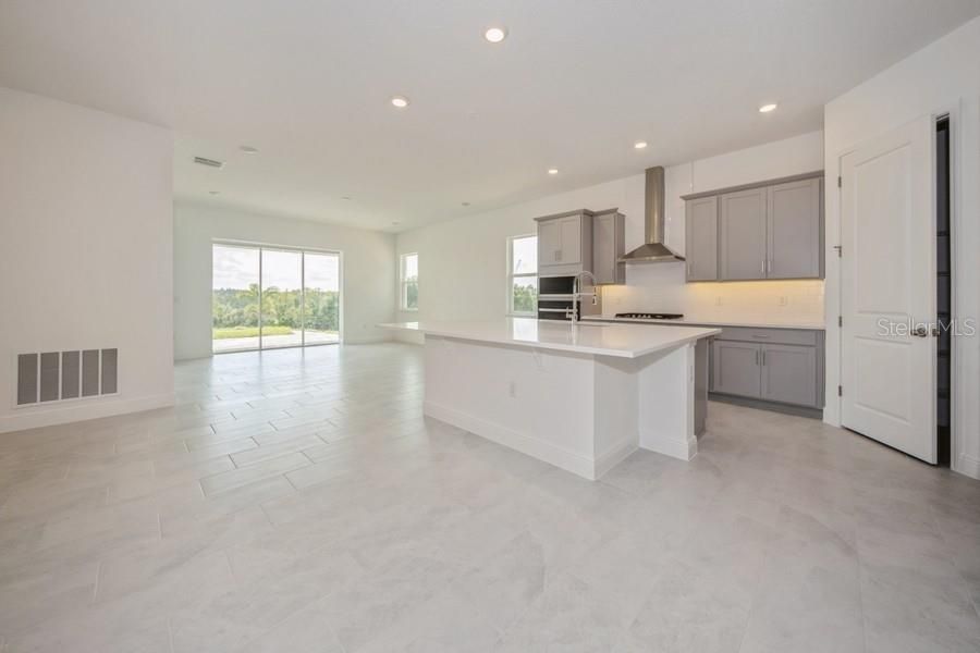 For Rent: $5,600 (5 beds, 3 baths, 3076 Square Feet)