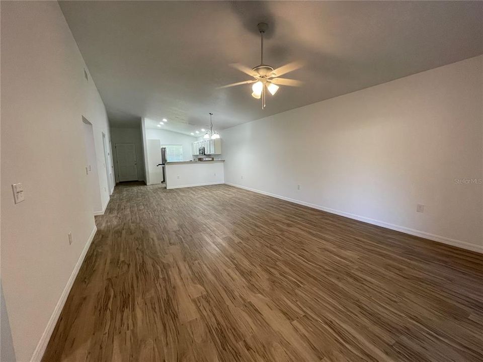 For Rent: $1,700 (3 beds, 2 baths, 1274 Square Feet)