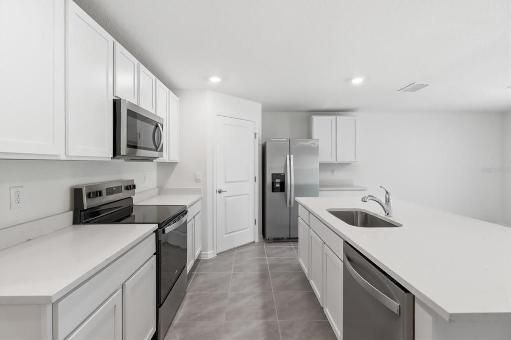 For Rent: $2,100 (4 beds, 2 baths, 1827 Square Feet)