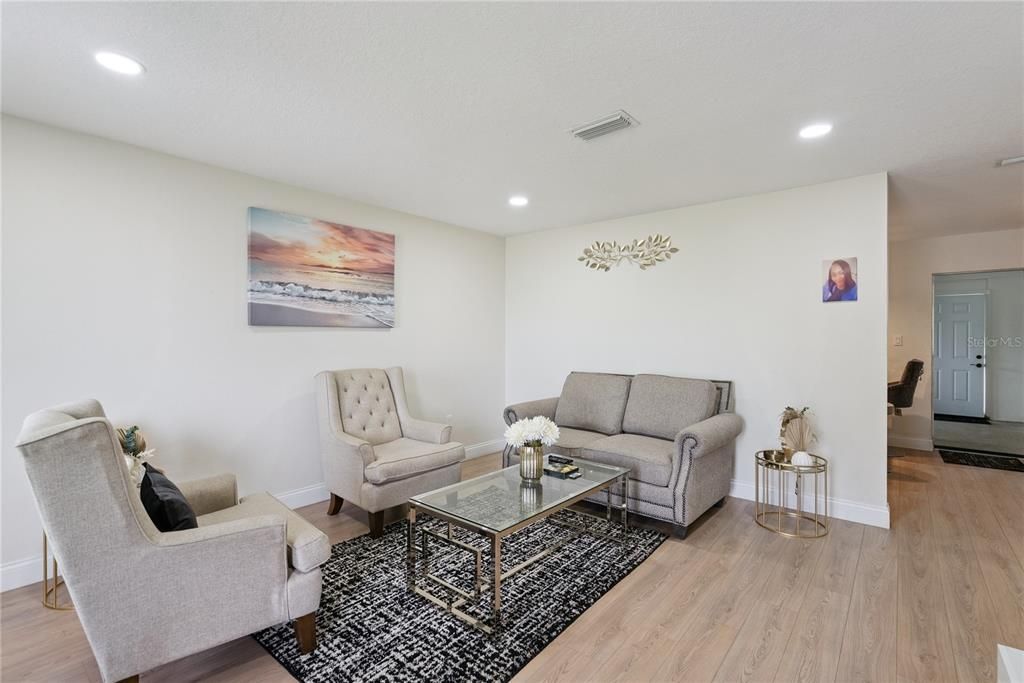En Venta: $435,000 (4 camas, 3 baños, 1880 Pies cuadrados)