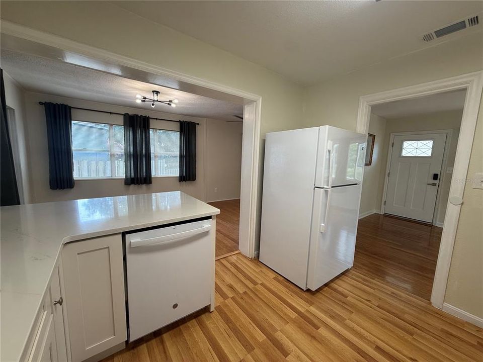 For Rent: $1,900 (2 beds, 1 baths, 960 Square Feet)