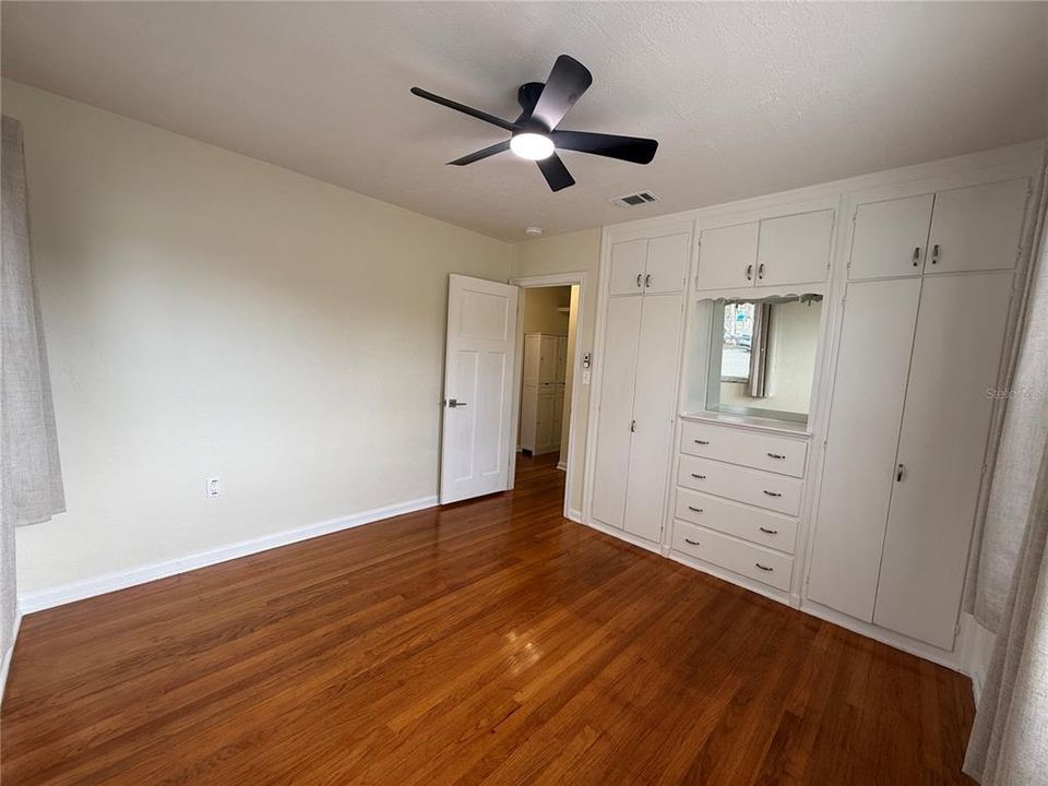 For Rent: $1,900 (2 beds, 1 baths, 960 Square Feet)