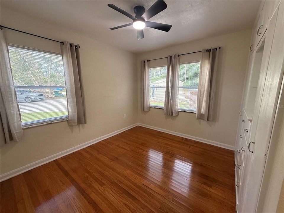 For Rent: $1,900 (2 beds, 1 baths, 960 Square Feet)