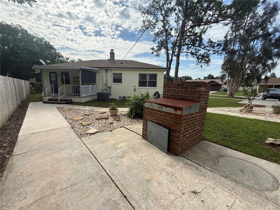 For Rent: $1,900 (2 beds, 1 baths, 960 Square Feet)