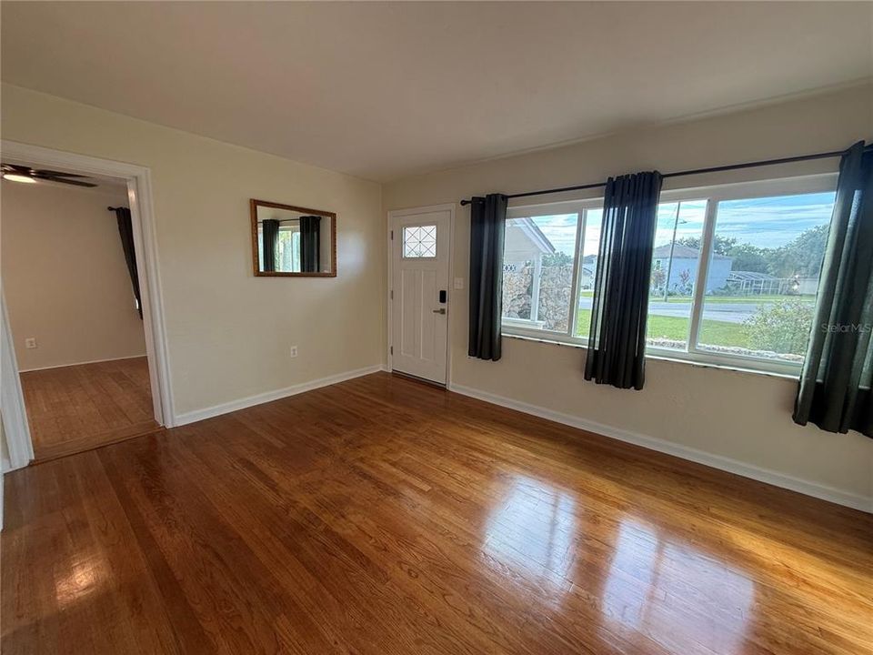 For Rent: $1,900 (2 beds, 1 baths, 960 Square Feet)
