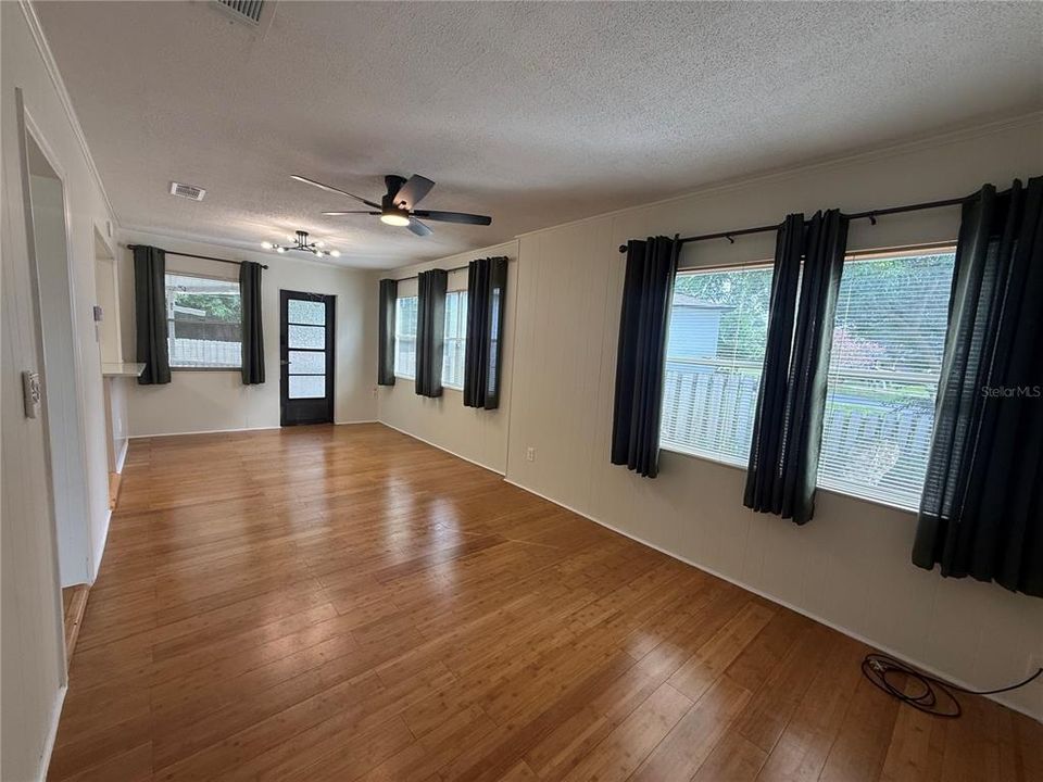 For Rent: $1,900 (2 beds, 1 baths, 960 Square Feet)