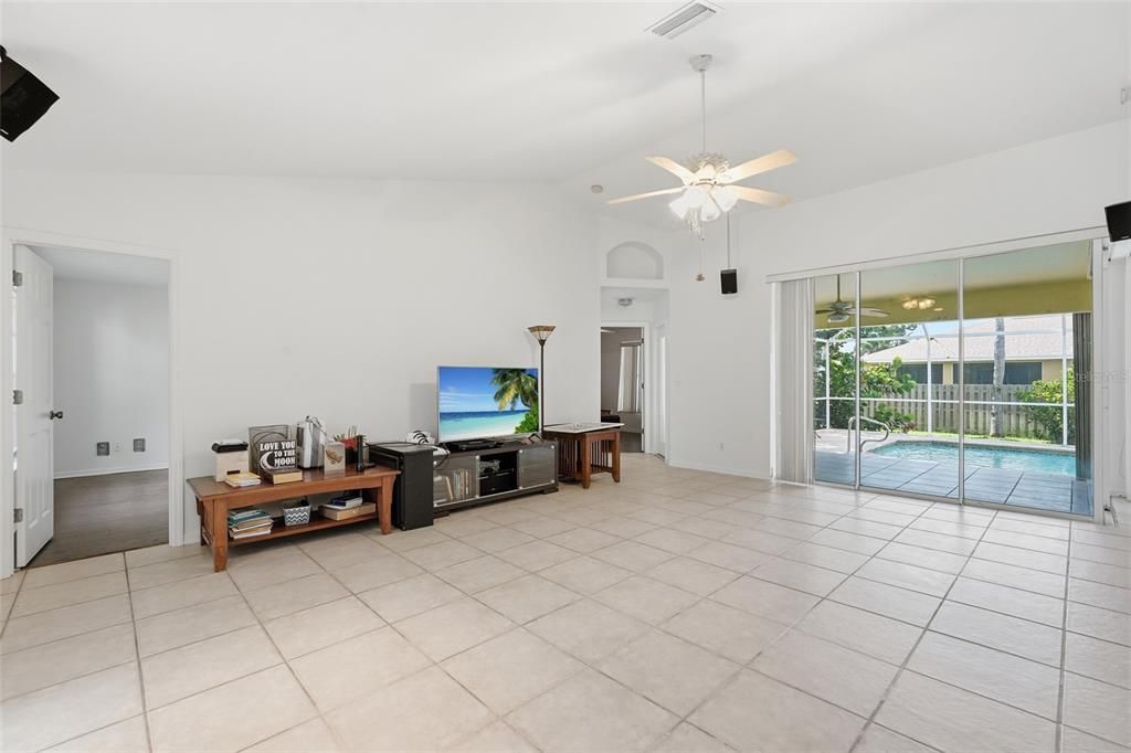 For Sale: $359,900 (3 beds, 2 baths, 1516 Square Feet)