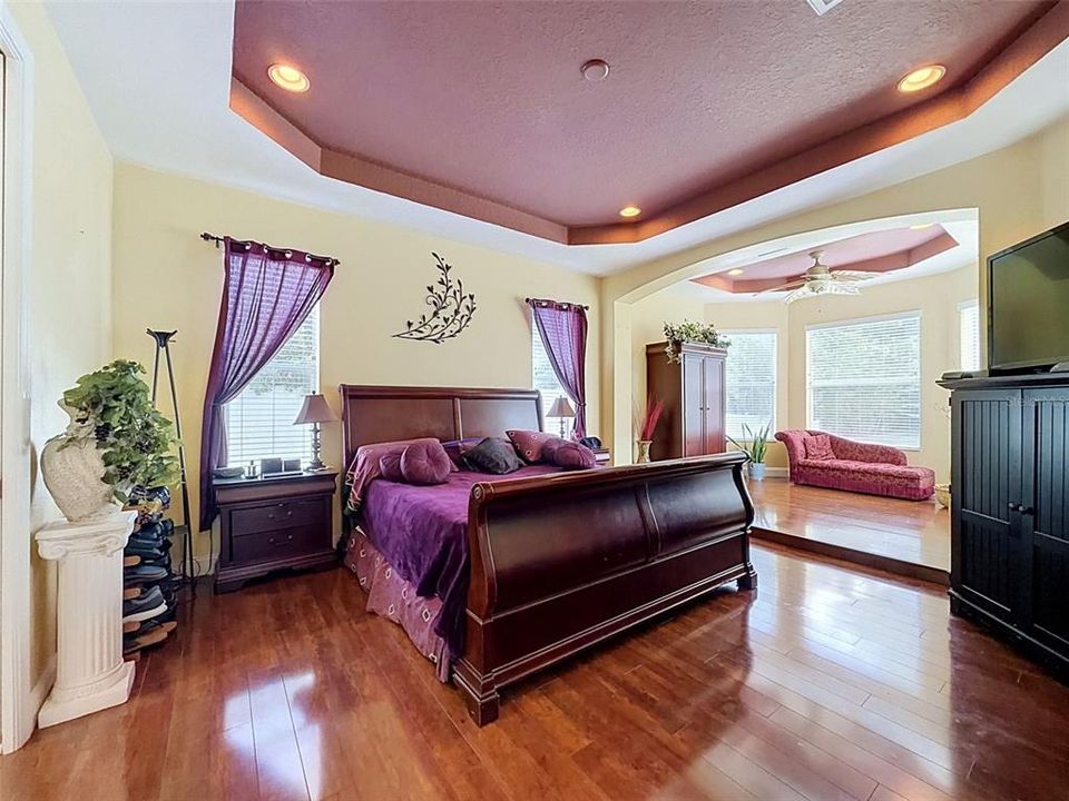 For Sale: $800,000 (5 beds, 3 baths, 3945 Square Feet)