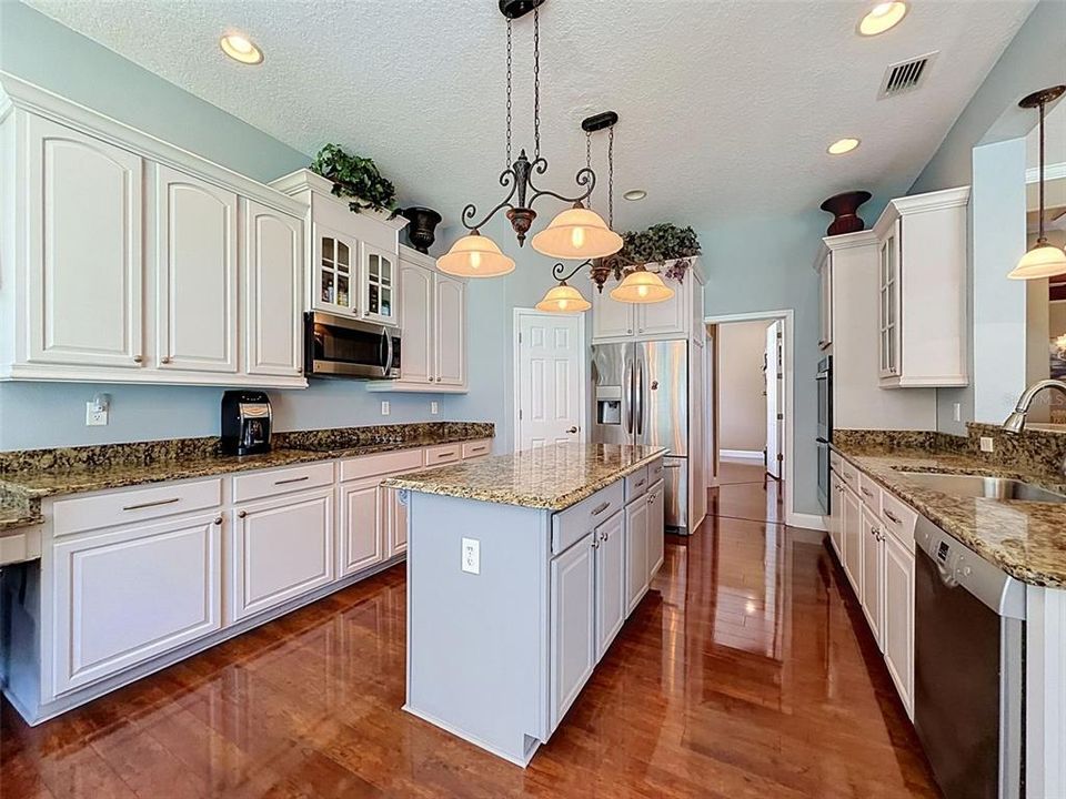 For Sale: $800,000 (5 beds, 3 baths, 3945 Square Feet)