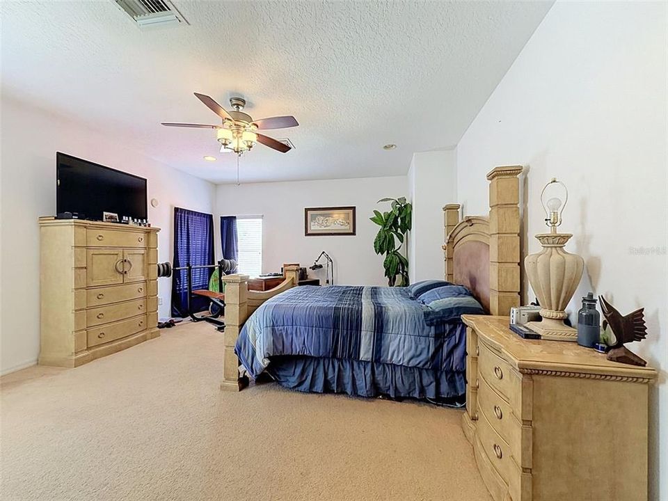 For Sale: $800,000 (5 beds, 3 baths, 3945 Square Feet)