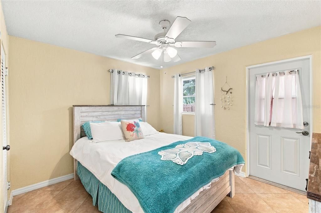 For Sale: $305,000 (3 beds, 2 baths, 937 Square Feet)