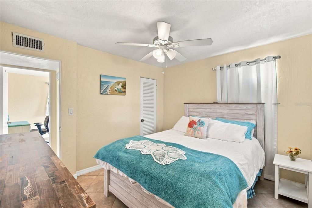 For Sale: $305,000 (3 beds, 2 baths, 937 Square Feet)