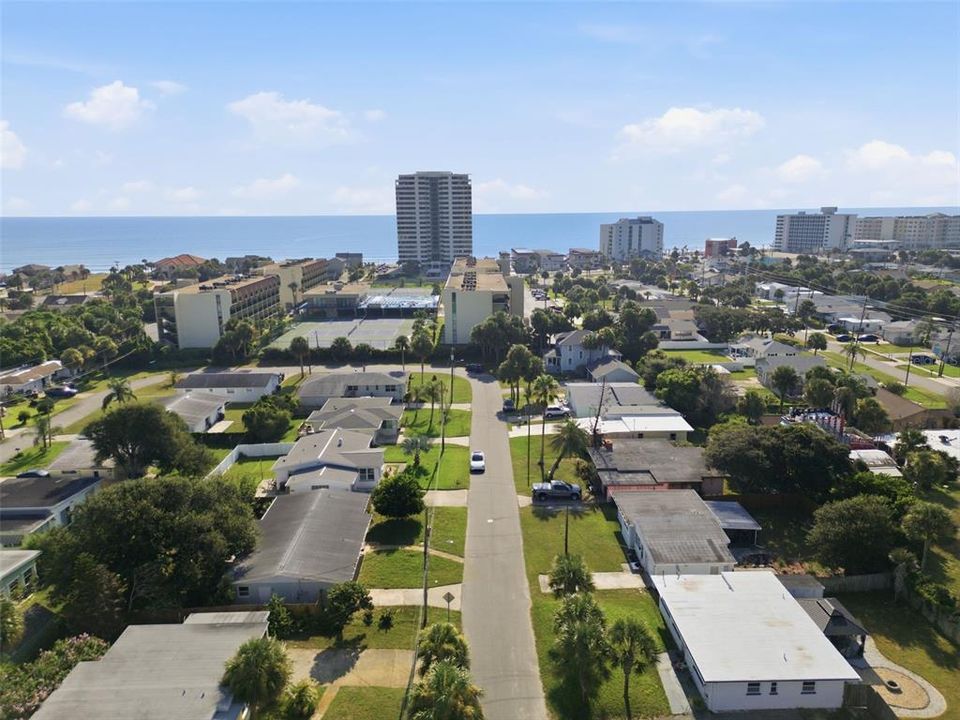For Sale: $305,000 (3 beds, 2 baths, 937 Square Feet)