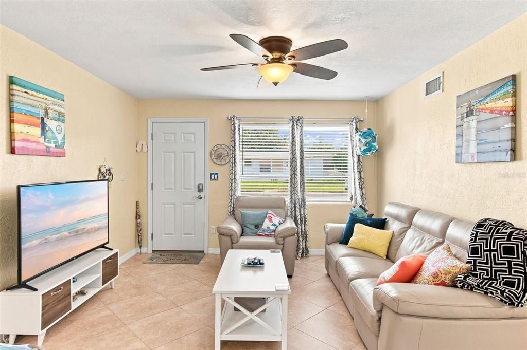 For Sale: $305,000 (3 beds, 2 baths, 937 Square Feet)