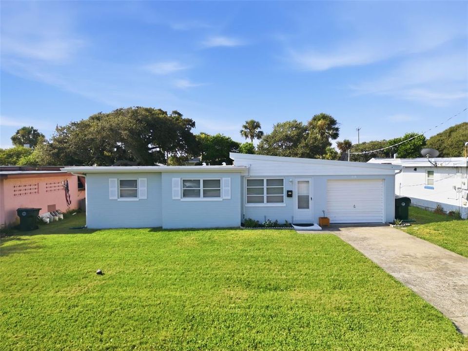 For Sale: $305,000 (3 beds, 2 baths, 937 Square Feet)