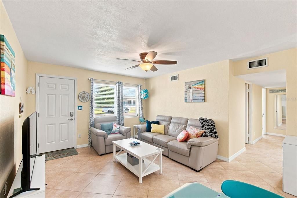 For Sale: $305,000 (3 beds, 2 baths, 937 Square Feet)