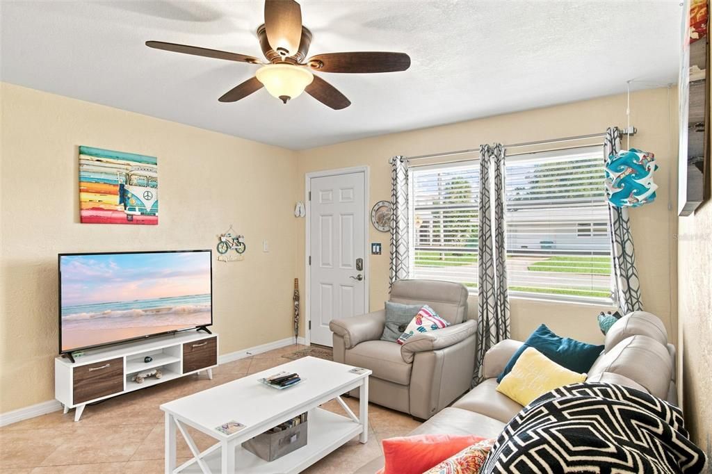 For Sale: $305,000 (3 beds, 2 baths, 937 Square Feet)