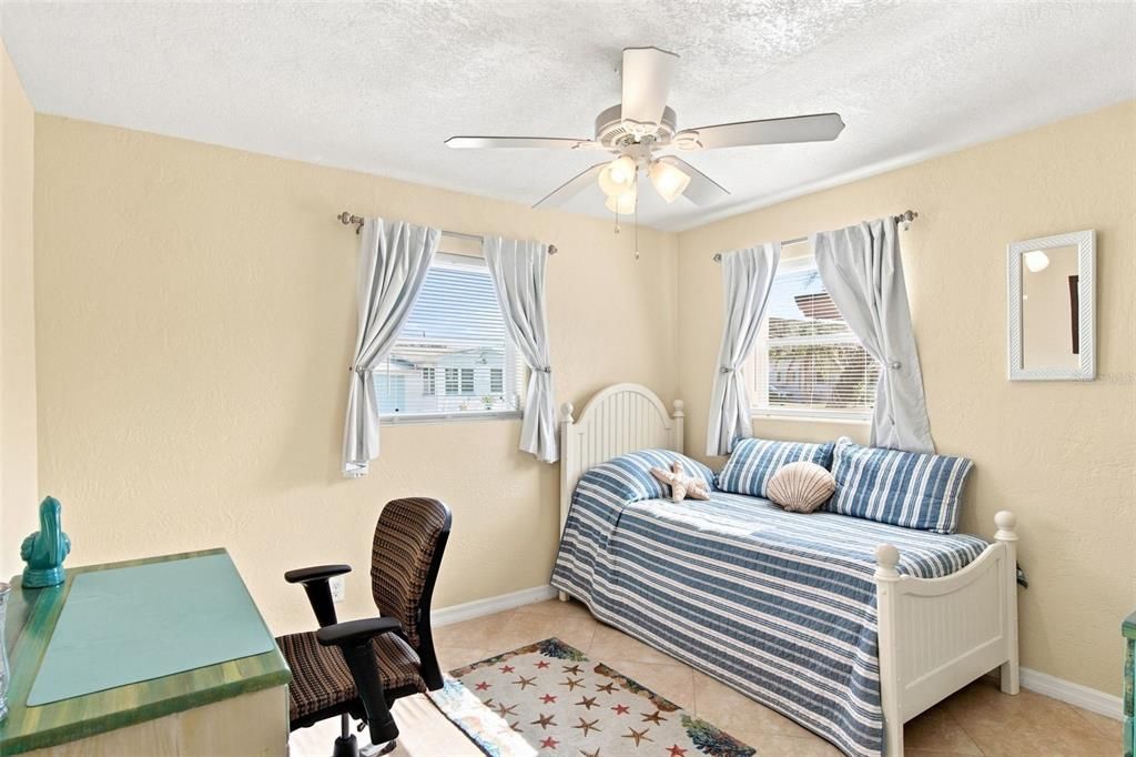 For Sale: $305,000 (3 beds, 2 baths, 937 Square Feet)